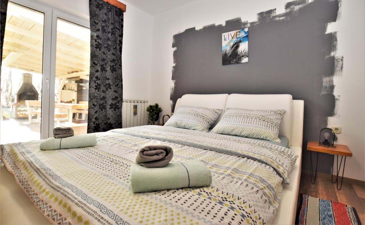 Holiday Home Melani Sinac ภายนอก รูปภาพ